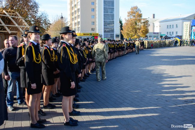 У центрі Луцька майже пів тисячі ліцеїстів склали присягу. ФОТО