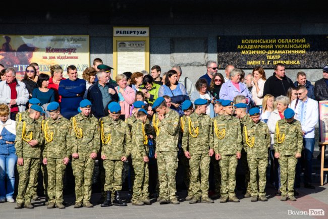 У центрі Луцька майже пів тисячі ліцеїстів склали присягу. ФОТО