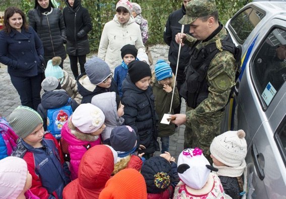 Металошукачі, зброя, вибухотехніки: у дитячому центрі в Луцьку побували поліцейські