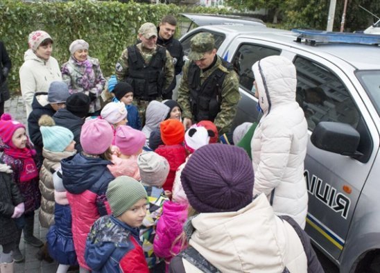 Металошукачі, зброя, вибухотехніки: у дитячому центрі в Луцьку побували поліцейські