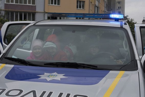 Металошукачі, зброя, вибухотехніки: у дитячому центрі в Луцьку побували поліцейські