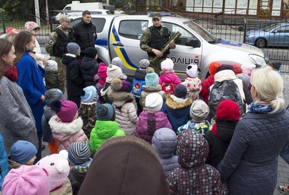 Металошукачі, зброя, вибухотехніки: у дитячому центрі в Луцьку побували поліцейські
