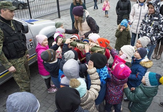 Металошукачі, зброя, вибухотехніки: у дитячому центрі в Луцьку побували поліцейські