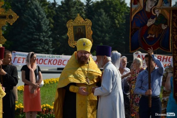 У Луцьку антивоєнну ходу УПЦ МП зустріли антипутінськими гаслами.ФОТО.ВІДЕО