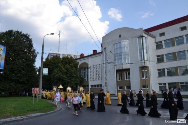У Луцьку антивоєнну ходу УПЦ МП зустріли антипутінськими гаслами.ФОТО.ВІДЕО