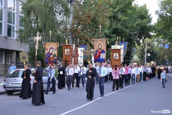 У Луцьку антивоєнну ходу УПЦ МП зустріли антипутінськими гаслами.ФОТО.ВІДЕО