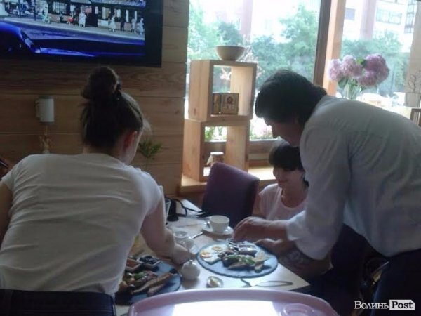 Власник луцького ресторану пригощає переможців конкурсу. ФОТО