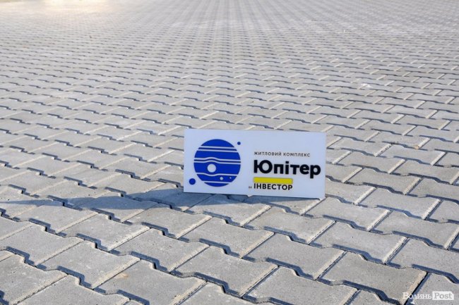 ЖК «Юпітер». Парковка біля першого будинку