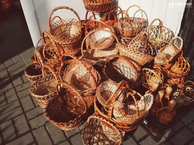 Майстер лозоплетіння виготовляє великодні кошики на Закарпатті, а продає – на Волині