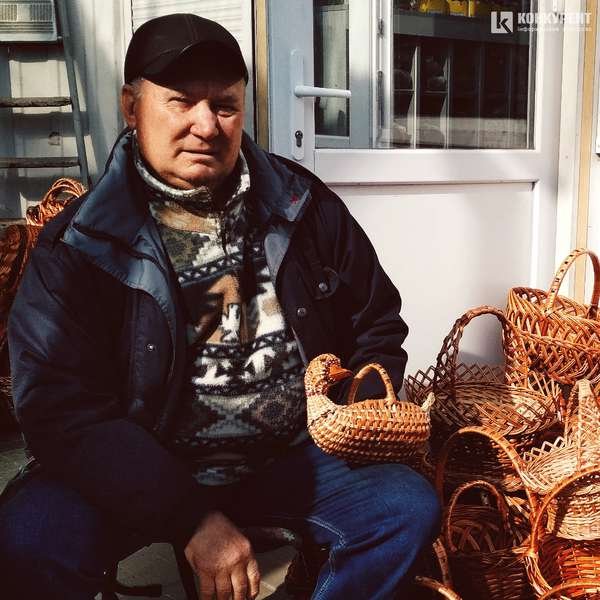 Майстер лозоплетіння виготовляє великодні кошики на Закарпатті, а продає – на Волині