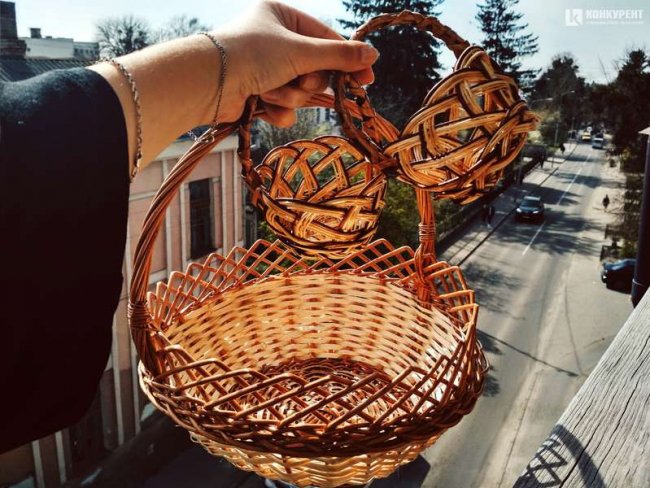 Майстер лозоплетіння виготовляє великодні кошики на Закарпатті, а продає – на Волині