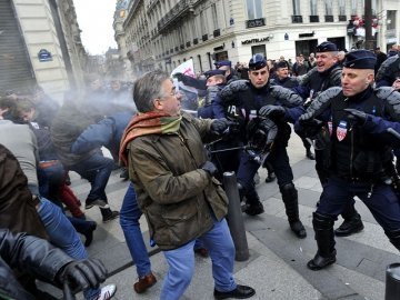 У Парижі розігнали марш «антигеїв». ВІДЕО