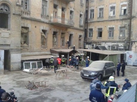 У Києві будинок обвалився на людей. ФОТО