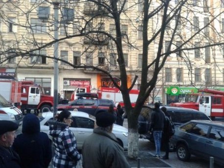 У Києві будинок обвалився на людей. ФОТО