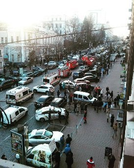 У Києві будинок обвалився на людей. ФОТО