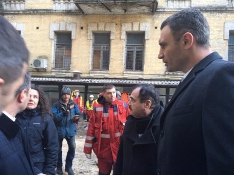 У Києві будинок обвалився на людей. ФОТО