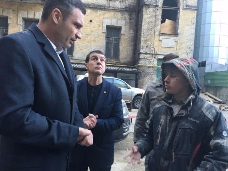 У Києві будинок обвалився на людей. ФОТО