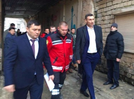 У Києві будинок обвалився на людей. ФОТО