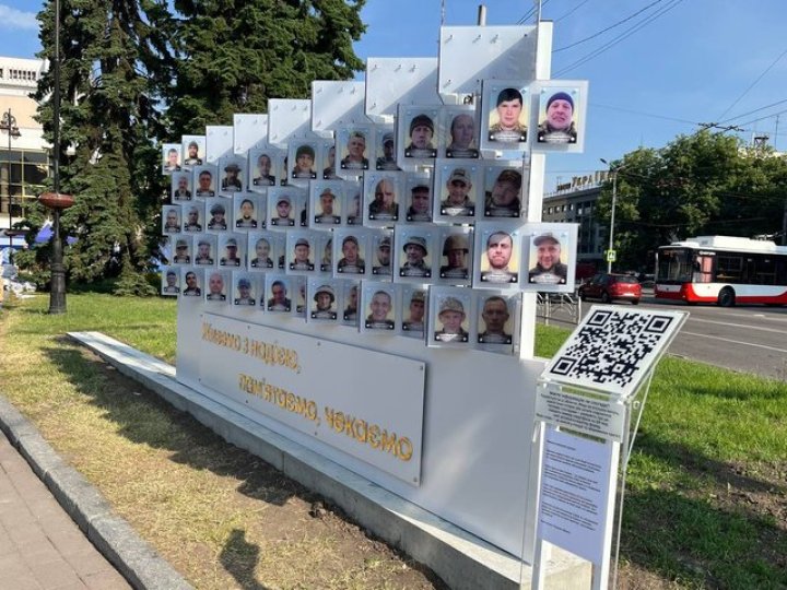 «Місто має знати людей, доля яких наразі не відома»: лучанка - про фотостенд зниклих і полонених