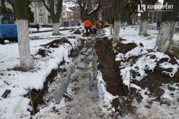 Попри сніг у Луцьку ремонтують дорогу