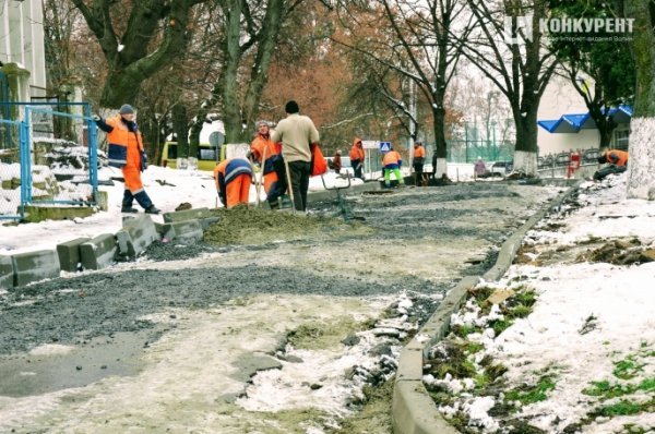 Попри сніг у Луцьку ремонтують дорогу