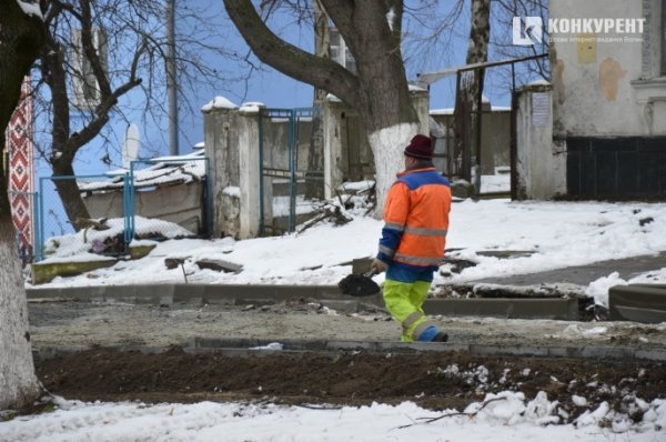 Попри сніг у Луцьку ремонтують дорогу