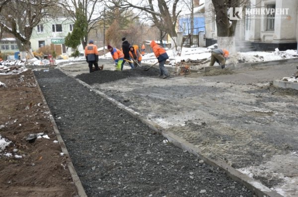 Попри сніг у Луцьку ремонтують дорогу