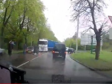 У Луцьку легковик зіткнувся із фурою. ВІДЕО