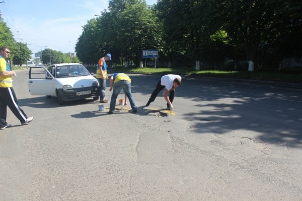 У Луцьку ями на дорогах пообводили фарбою. ФОТО