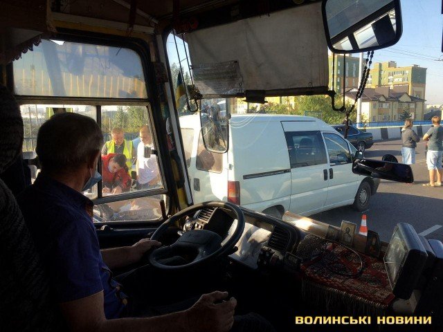 У Луцьку на мосту зіткнулись чотири автівки, рух – ускладнений