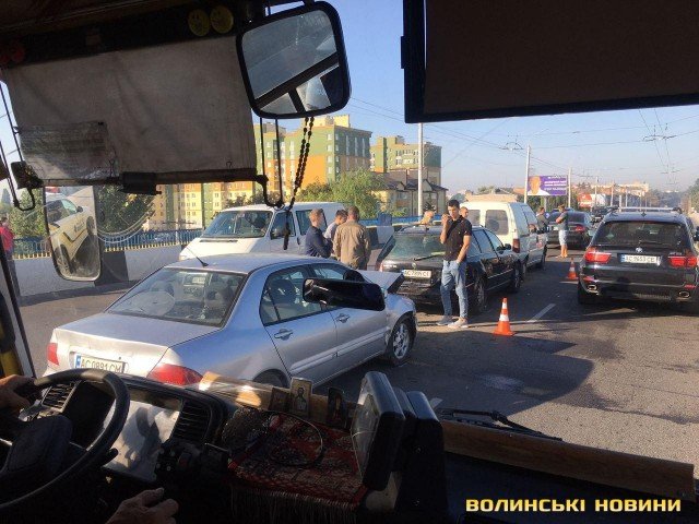 У Луцьку на мосту зіткнулись чотири автівки, рух – ускладнений