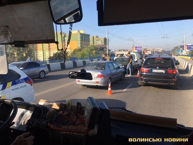 У Луцьку на мосту зіткнулись чотири автівки, рух – ускладнений