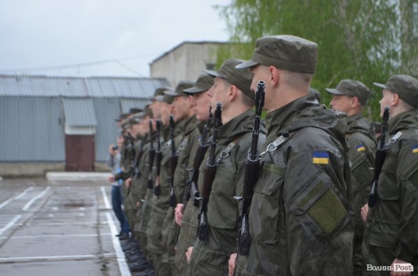 У Луцьку складали військову присягу під дощем
