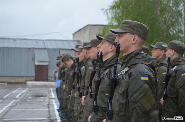 У Луцьку складали військову присягу під дощем