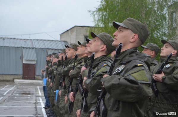 У Луцьку складали військову присягу під дощем