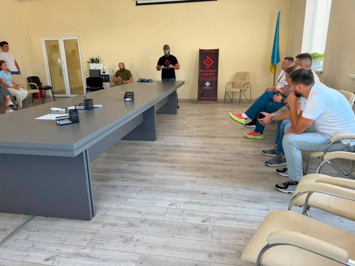 Працівників «Луцькспецкомунтрансу» навчали основ національного спротиву та руху опору. ФОТО