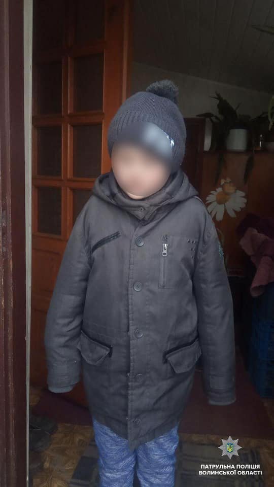 Волинські патрульні доставили додому 8-річного хлопчика, який заблукав