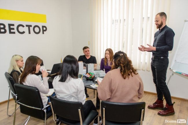 Увага до деталей: як на «Інвесторі» вікна «розбирали». ФОТО