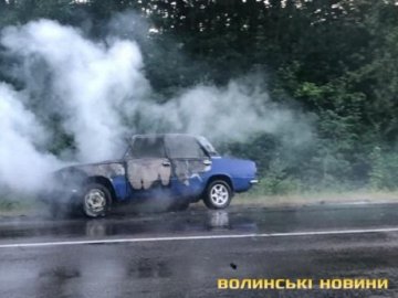 На волинській трасі згоріла автівка. ФОТО  