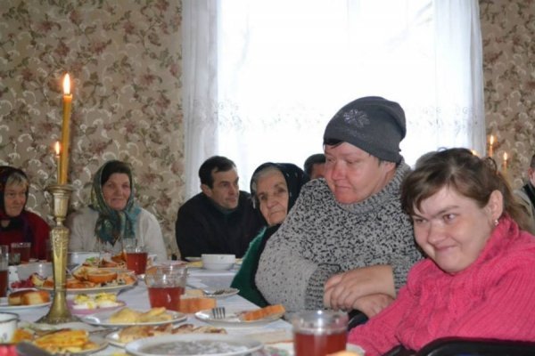 Священик на Волині влаштував святкову вечерю для одиноких людей. ФОТО