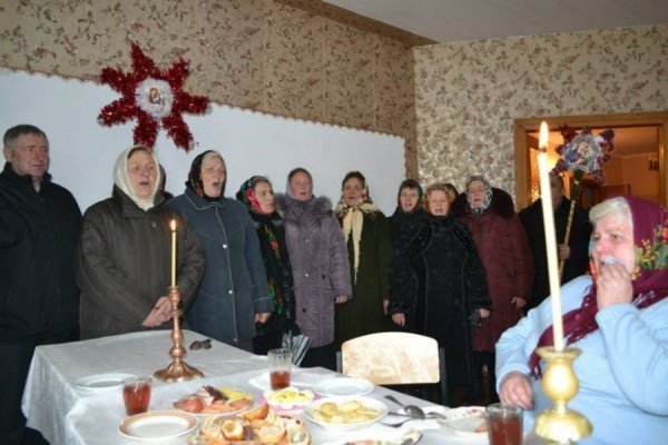 Священик на Волині влаштував святкову вечерю для одиноких людей. ФОТО