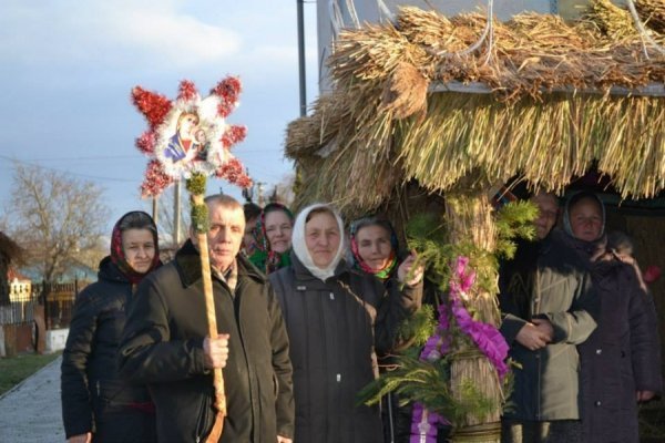 Священик на Волині влаштував святкову вечерю для одиноких людей. ФОТО
