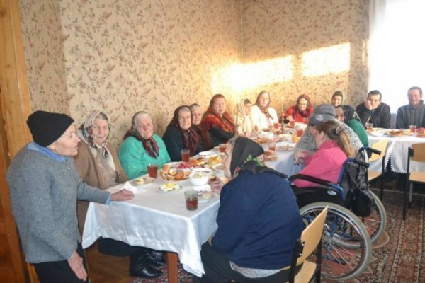 Священик на Волині влаштував святкову вечерю для одиноких людей. ФОТО
