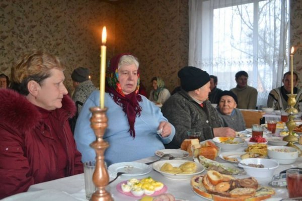 Священик на Волині влаштував святкову вечерю для одиноких людей. ФОТО