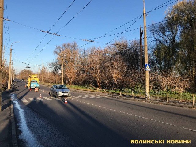 У Луцьку обірвалась контактна мережа тролейбуса і впала на автомобіль