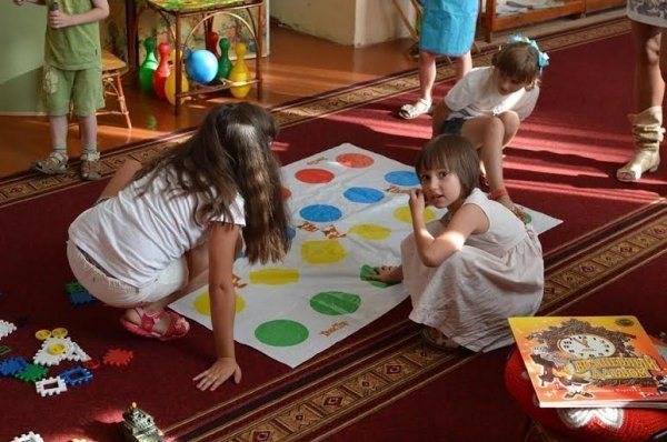 У Луцьку дружини учасників АТО та їхні дітки малювали картини «Під покровом любові». ФОТО