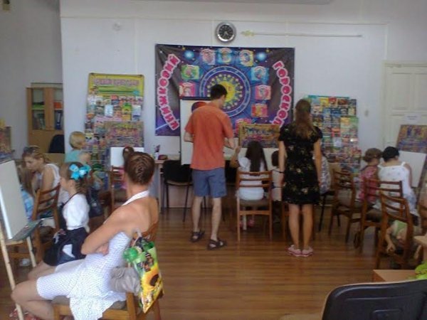 У Луцьку дружини учасників АТО та їхні дітки малювали картини «Під покровом любові». ФОТО