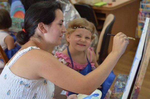 У Луцьку дружини учасників АТО та їхні дітки малювали картини «Під покровом любові». ФОТО