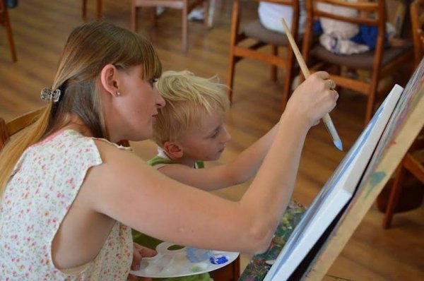 У Луцьку дружини учасників АТО та їхні дітки малювали картини «Під покровом любові». ФОТО