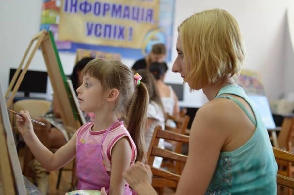 У Луцьку дружини учасників АТО та їхні дітки малювали картини «Під покровом любові». ФОТО